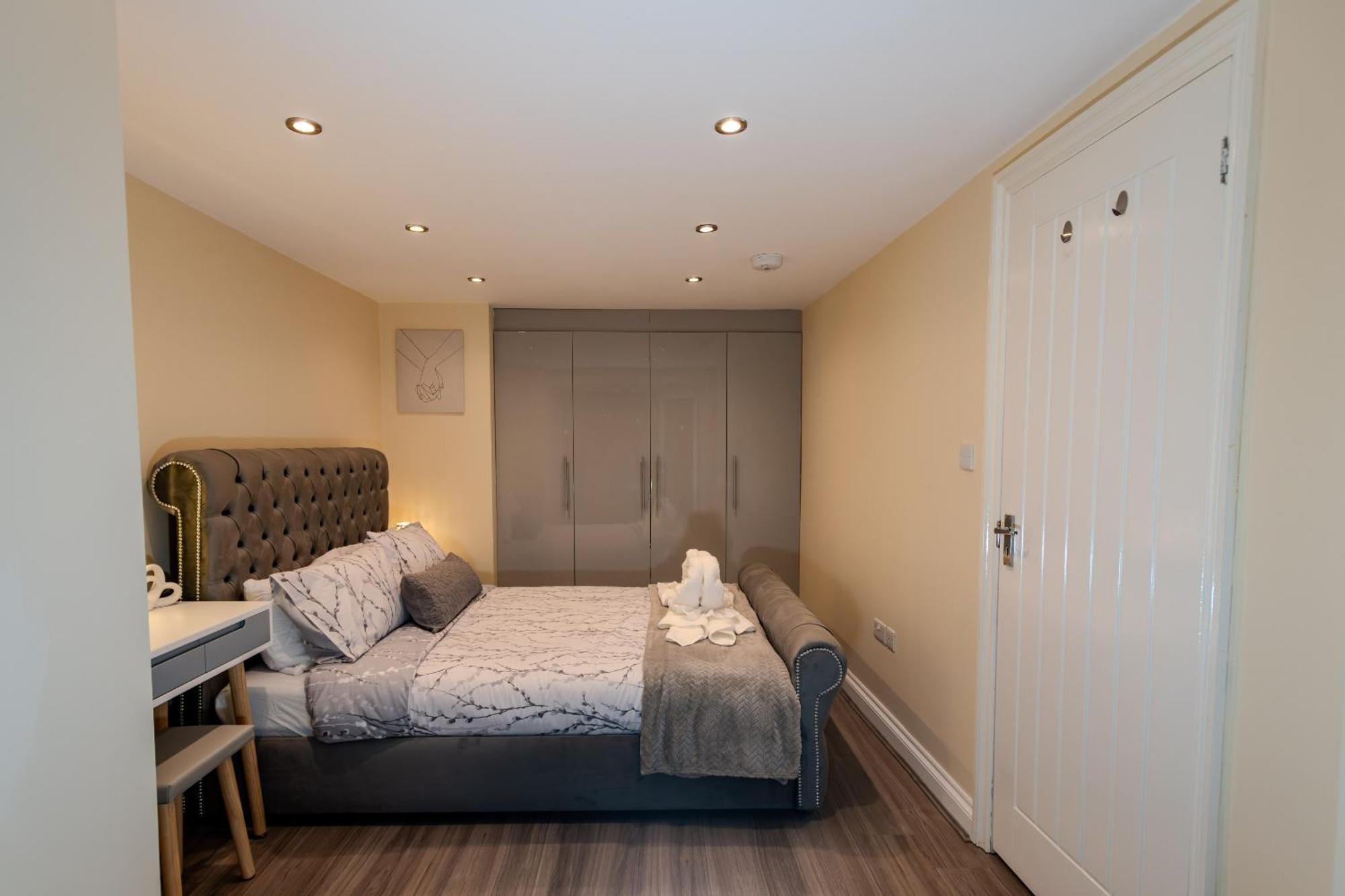 Cosy 1 Bedroom Basement Apartment With Private Patio Area London Exterior photo